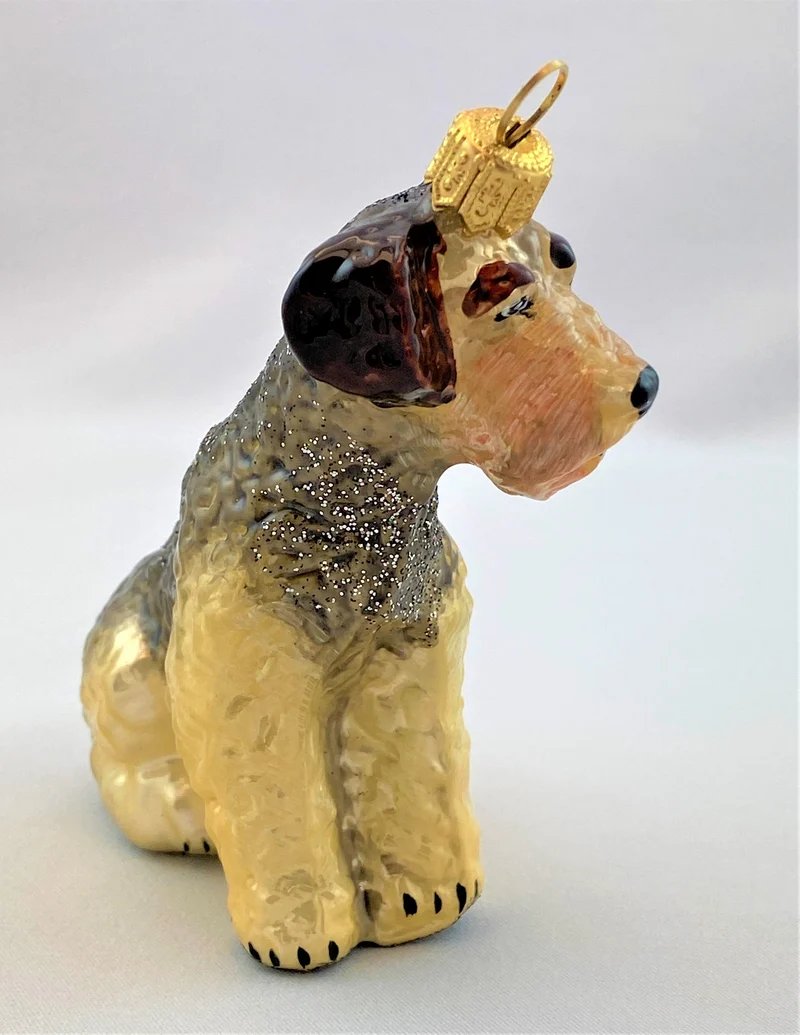 Sitzender Airedale Terrier