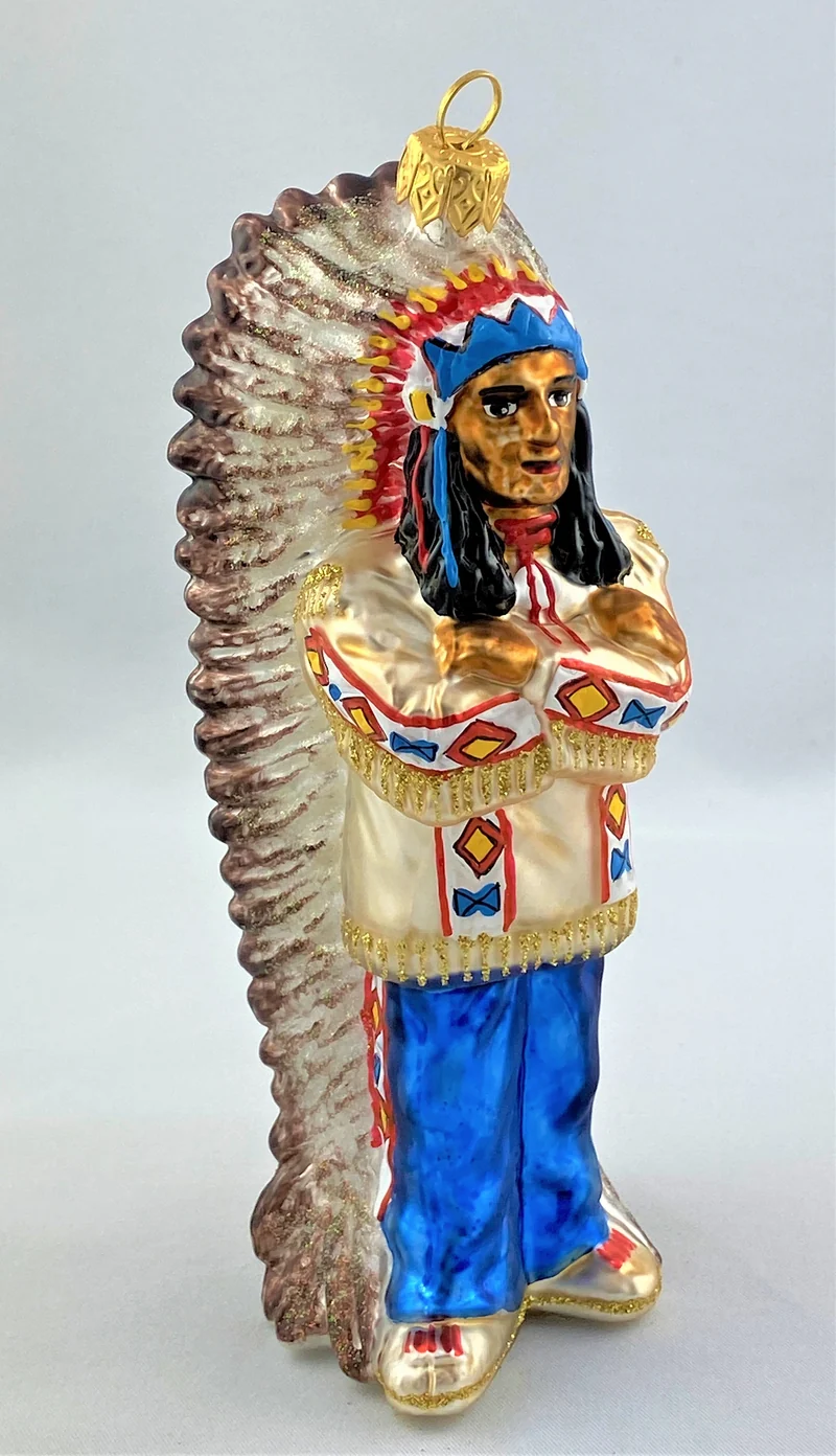 Stolzer First Nation Oberhaupt in traditionellem Gewand und wunderschönem mit Federschmuck