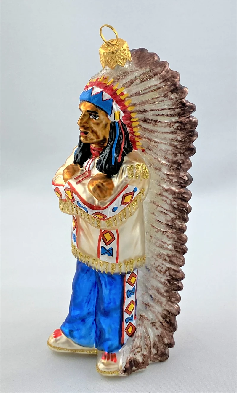 Stolzer First Nation Oberhaupt in traditionellem Gewand und wunderschönem mit Federschmuck