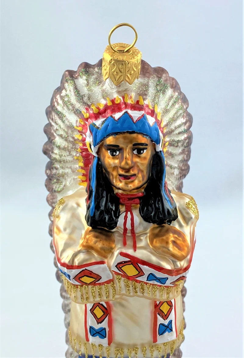 Stolzer First Nation Oberhaupt in traditionellem Gewand und wunderschönem mit Federschmuck