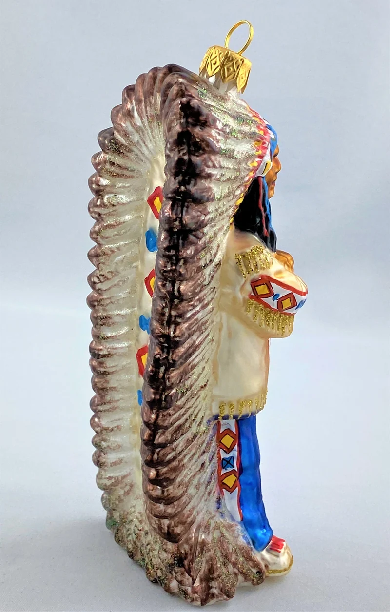 Stolzer First Nation Oberhaupt in traditionellem Gewand und wunderschönem mit Federschmuck