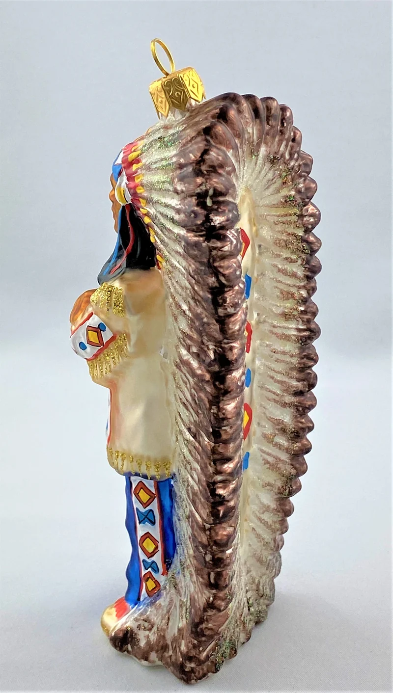 Stolzer First Nation Oberhaupt in traditionellem Gewand und wunderschönem mit Federschmuck