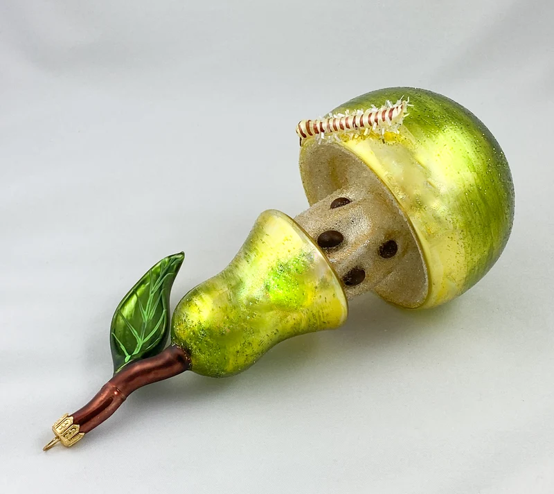 Grosse Birne mit Raupe