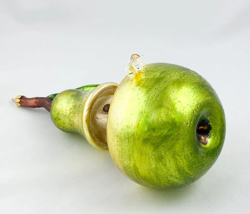 Grosse Birne mit Raupe