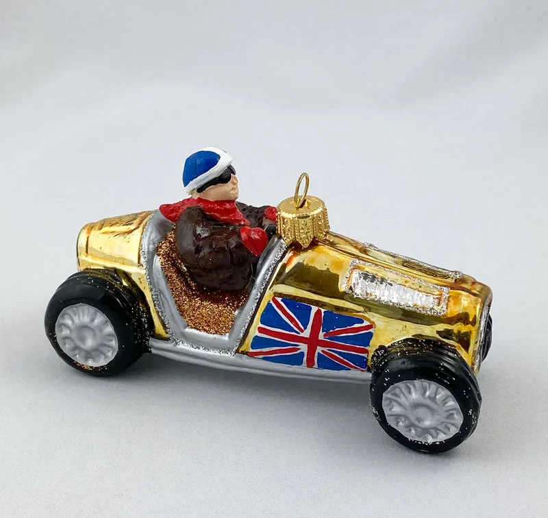 Goldenes Oldtimer Rennauto mit britischer Flagge