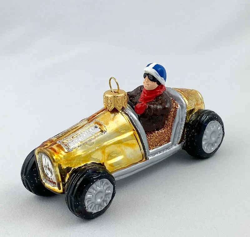 Goldenes Oldtimer Rennauto mit britischer Flagge
