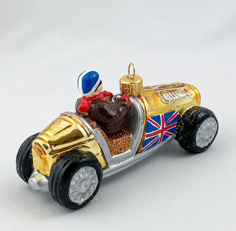 Goldenes Oldtimer Rennauto mit britischer Flagge