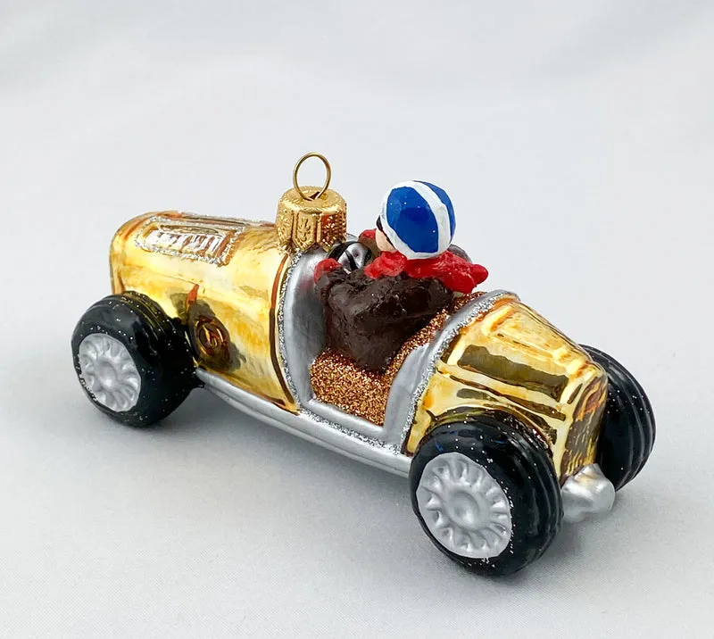 Goldenes Oldtimer Rennauto mit britischer Flagge