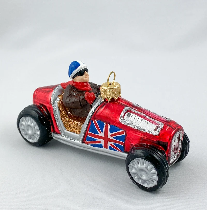 Rotes Oldtimer Rennauto mit britischer Flagge