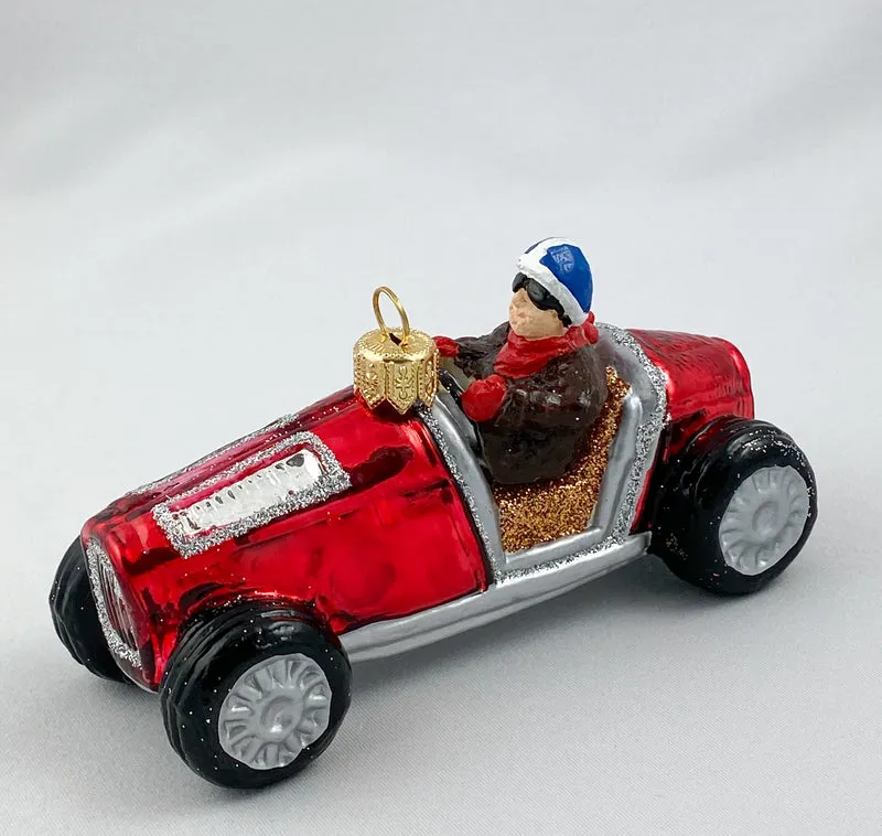 Rotes Oldtimer Rennauto mit britischer Flagge