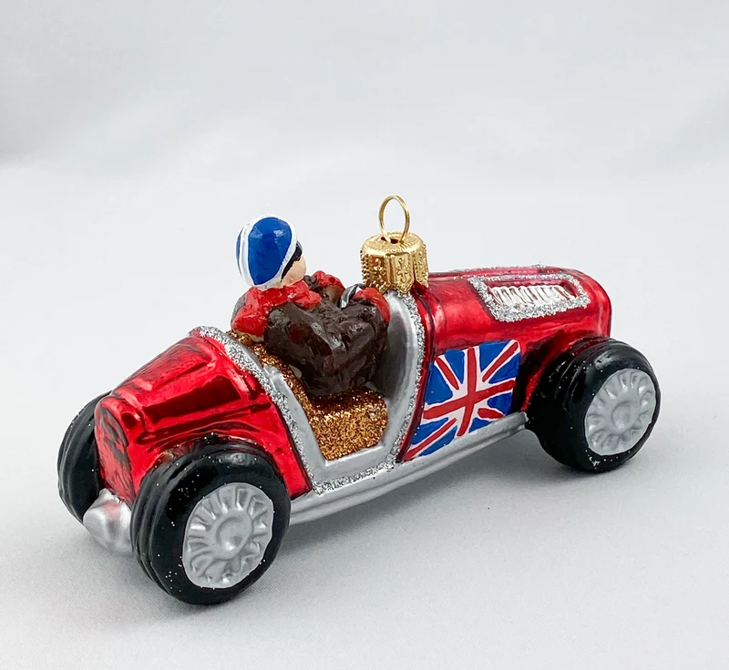 Rotes Oldtimer Rennauto mit britischer Flagge
