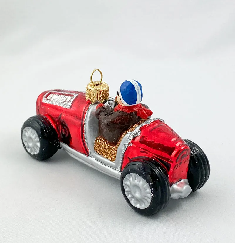 Rotes Oldtimer Rennauto mit britischer Flagge