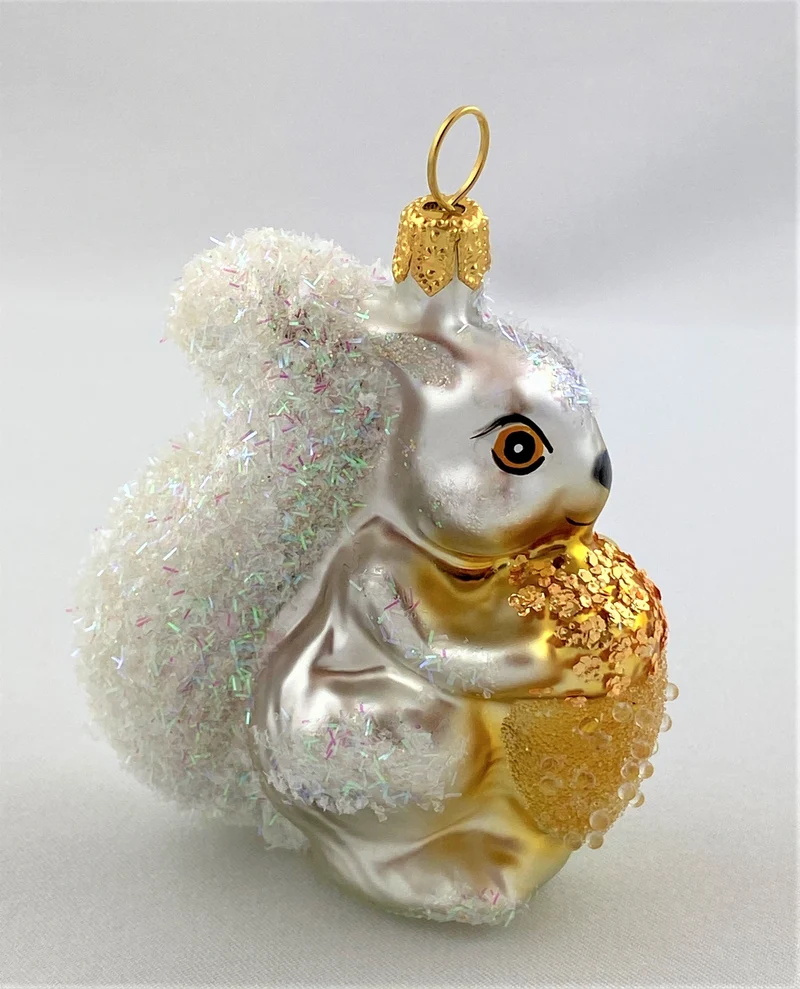 Eichhörnchen mit goldener Eichel