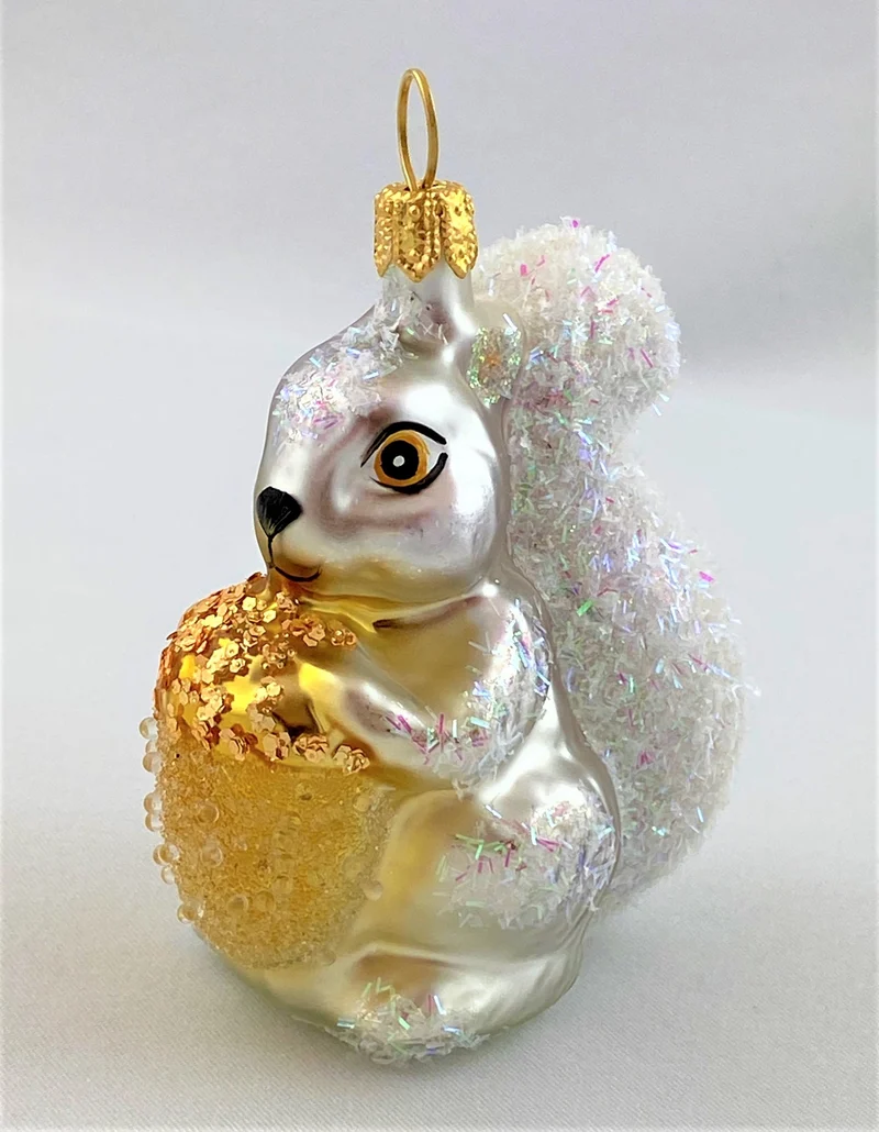 Eichhörnchen mit goldener Eichel