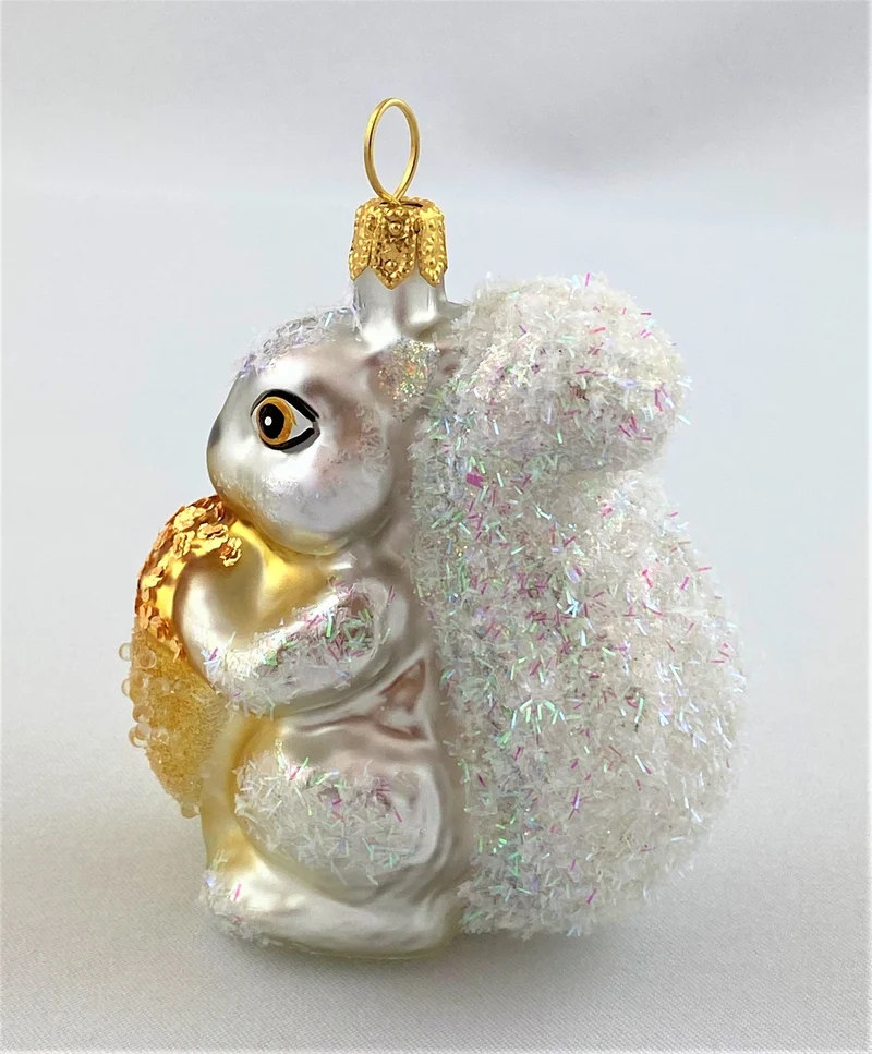 Eichhörnchen mit goldener Eichel