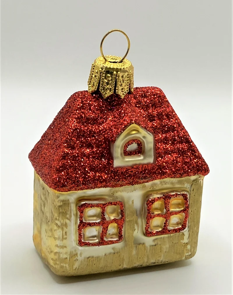 Kleines Haus mit rotem Dach