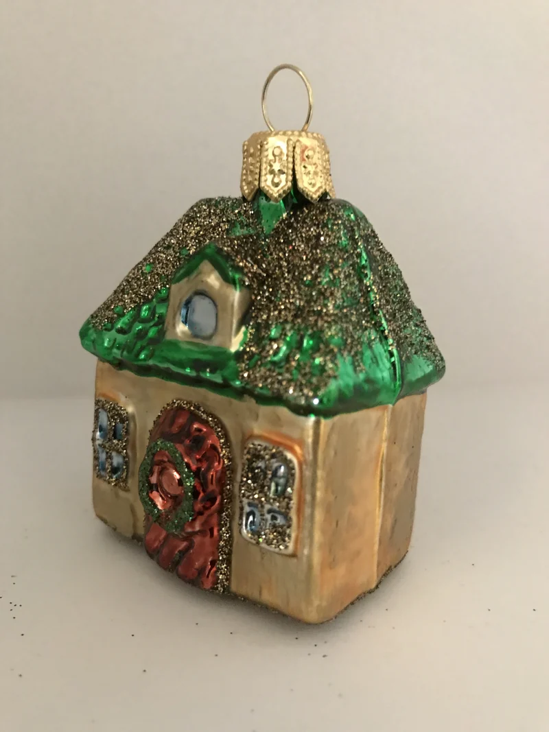 Kleines Haus mit grünem Dach