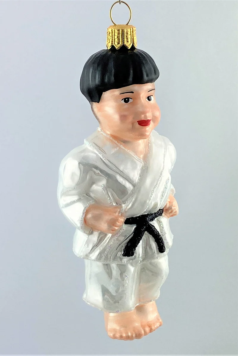Karate-Kämpfer mit schwarzem Gürtel