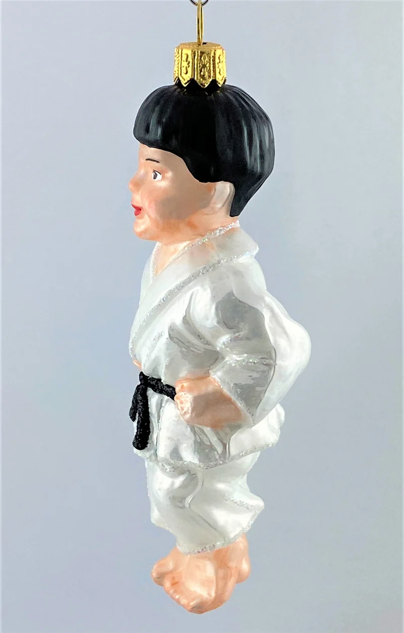 Karate-Kämpfer mit schwarzem Gürtel