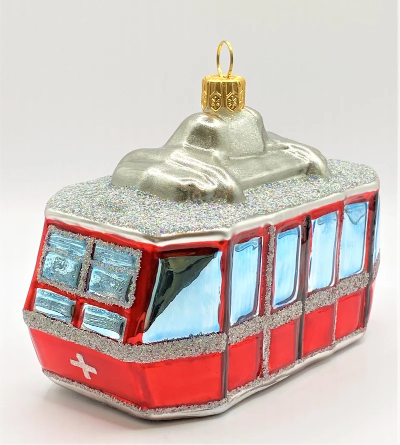 Rote Luft-Seilbahn mit Schweizer-Kreuz