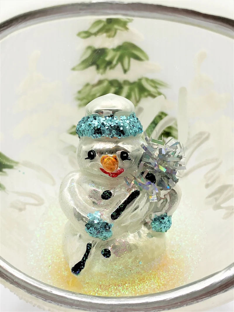 Schneemann in bemalter transparenter Kugel