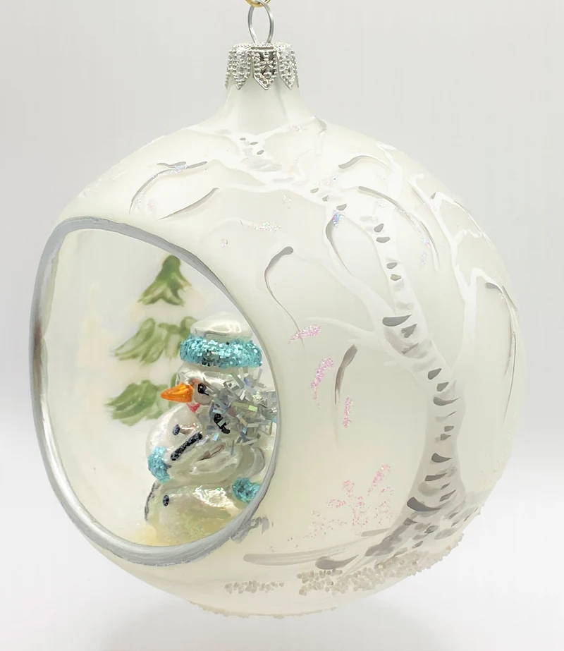 Schneemann in bemalter transparenter Kugel