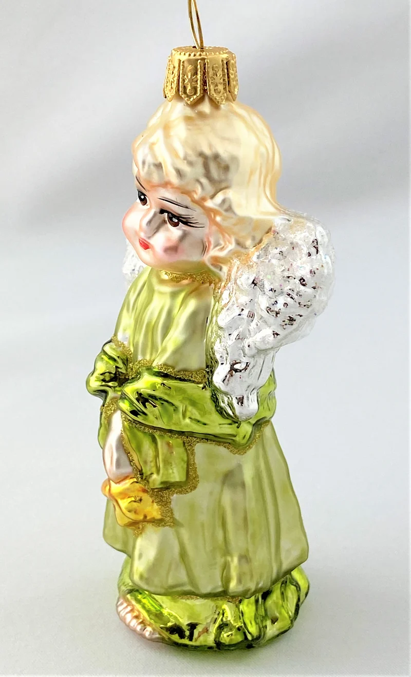 Engel mit Stern im grünen Kleid