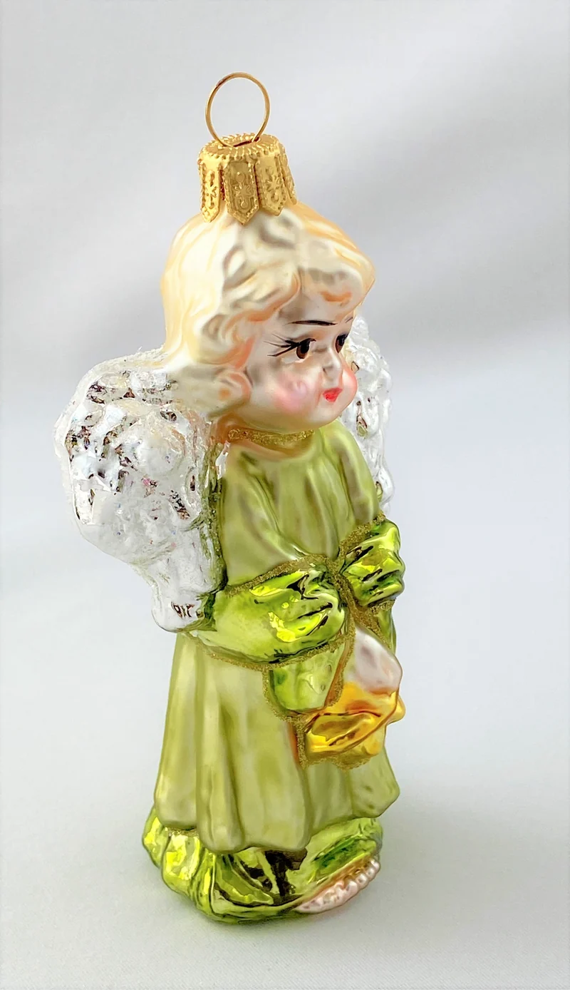 Engel mit Stern im grünen Kleid