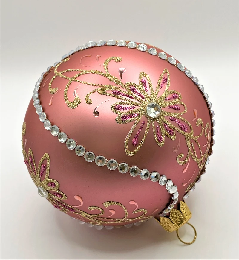 Kugel altrosa mit goldenem Ranken-Motiv und Glitzersteinen