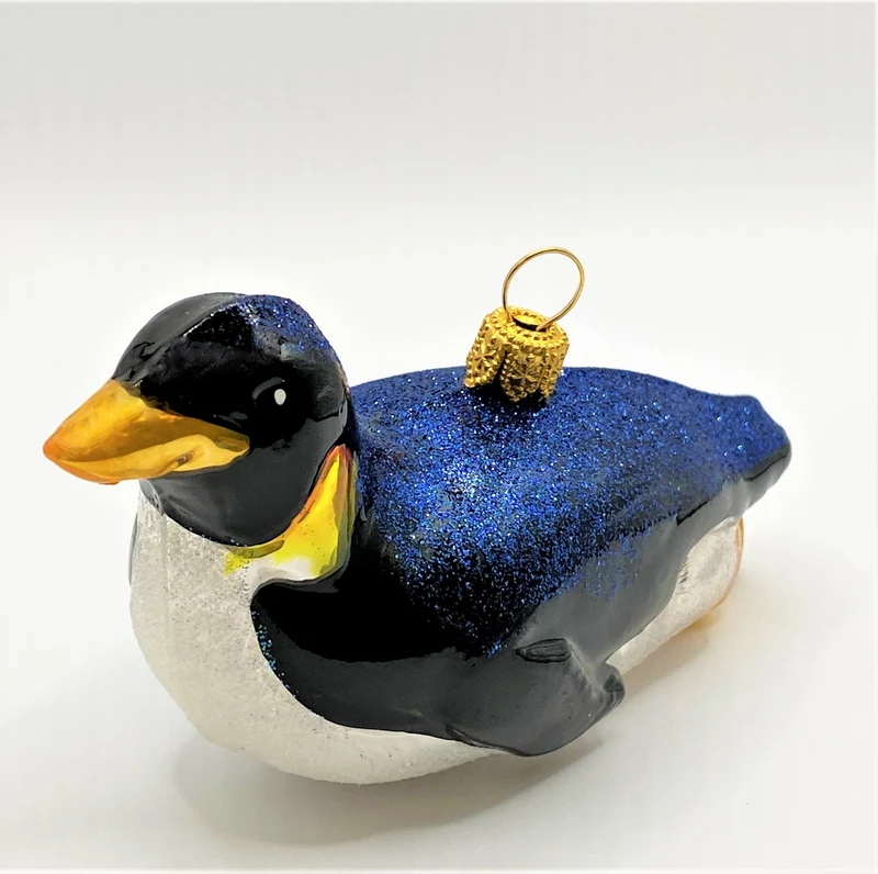 Kaiserpinguin rutscht auf dem Bauch