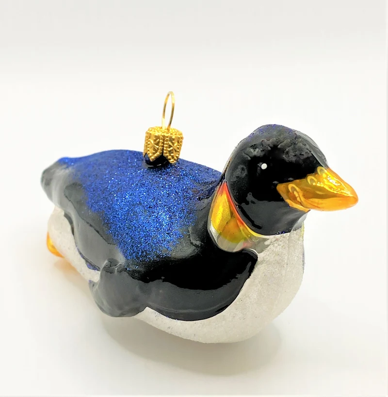 Kaiserpinguin rutscht auf dem Bauch
