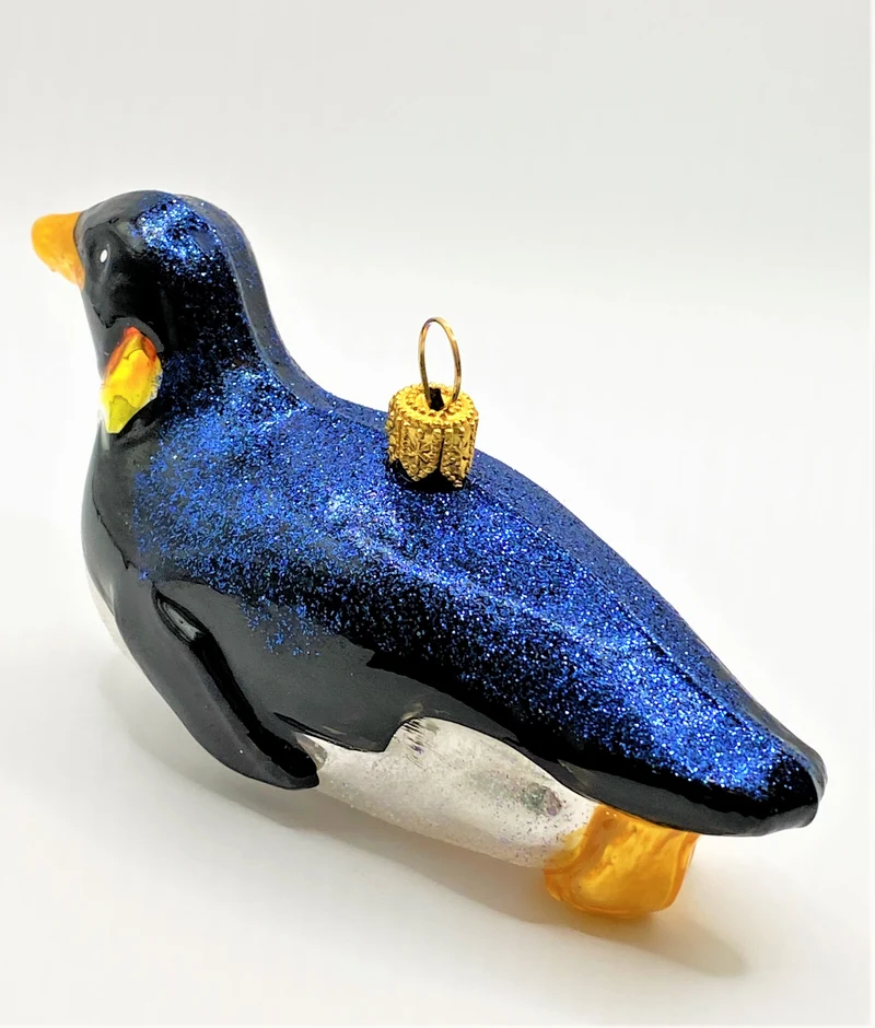 Kaiserpinguin rutscht auf dem Bauch