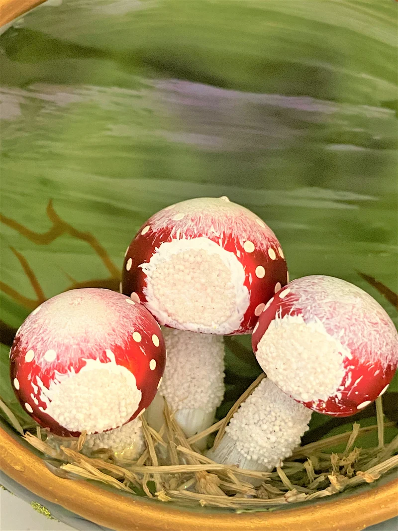 Fliegenpilz-Gruppe in Kugel mit Schnecke und Blumen bemalt