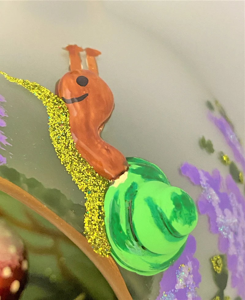 Fliegenpilz-Gruppe in Kugel mit Schnecke und Blumen bemalt