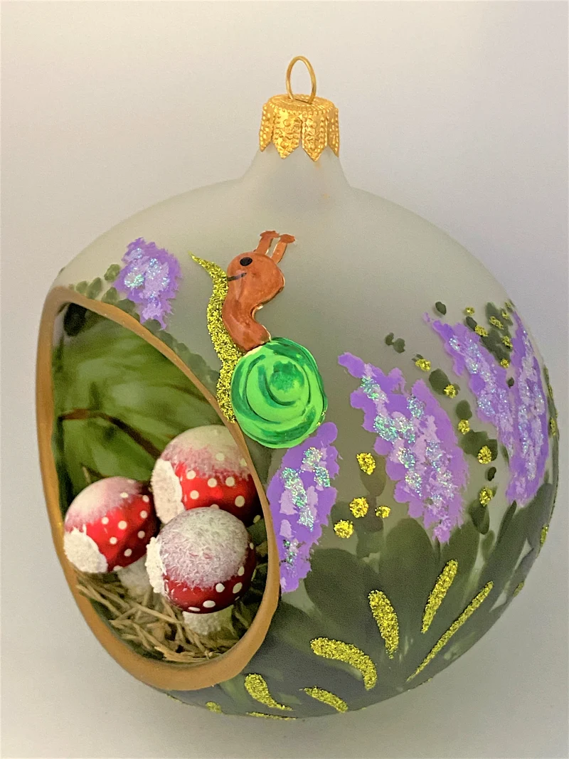 Fliegenpilz-Gruppe in Kugel mit Schnecke und Blumen bemalt