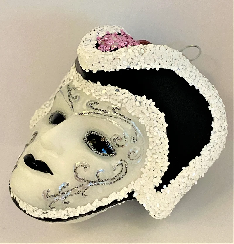 Venezianische Maske mit schwarzem Dreispitz