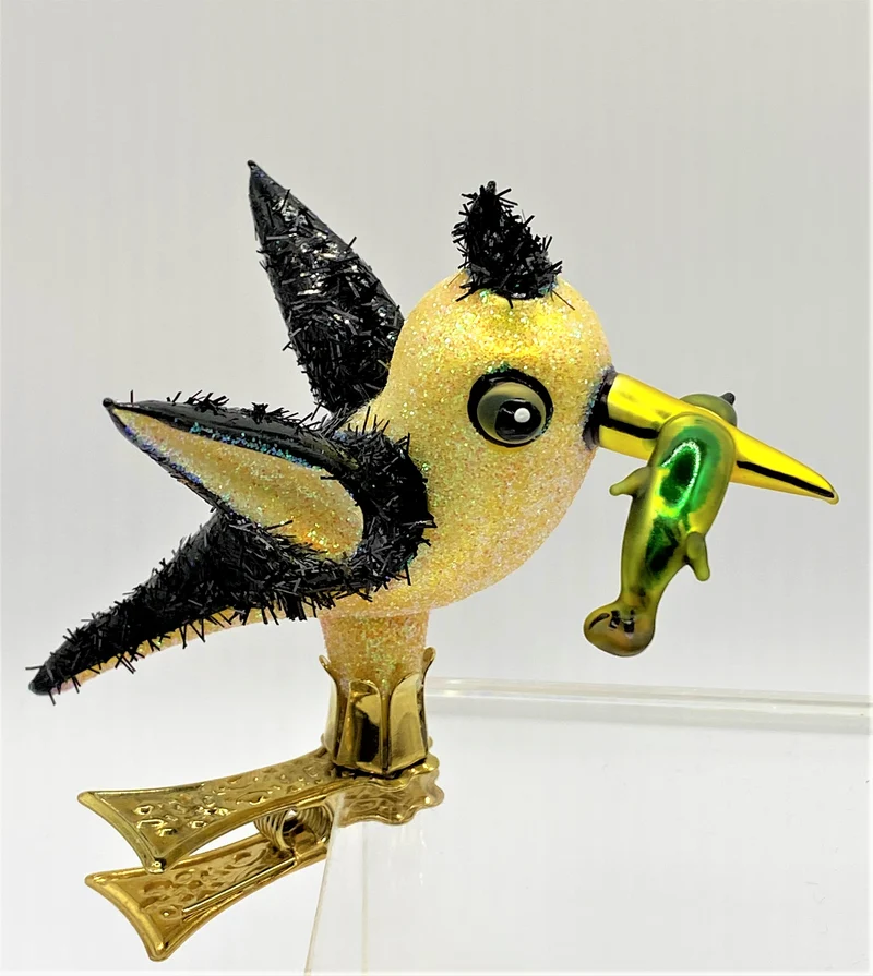 Vogel mit Fisch im Schnabel auf Clip