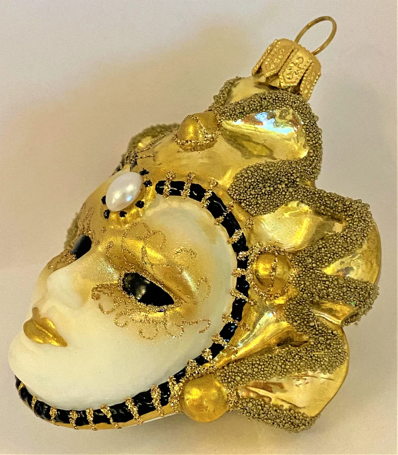 Venezianische Maske mit goldenen Glöckchen
