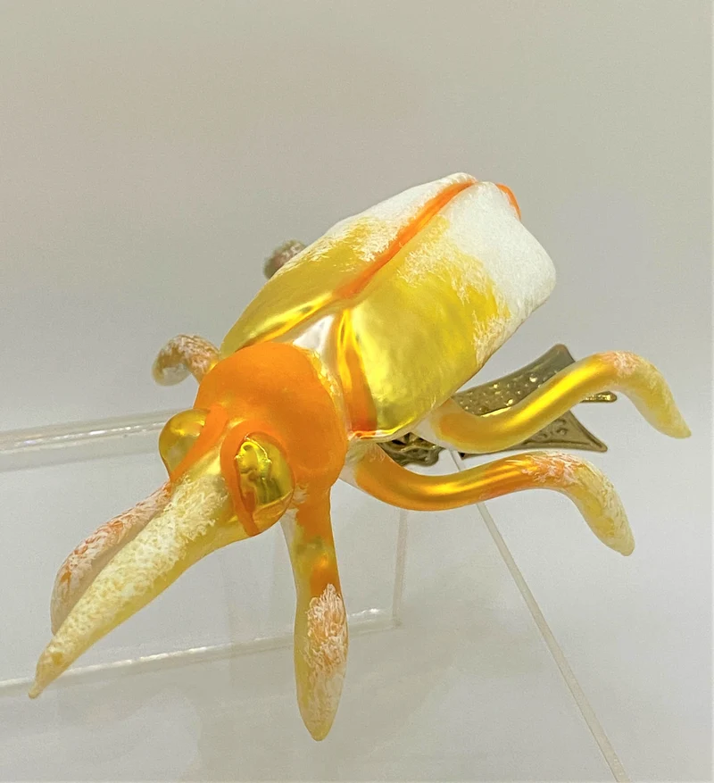 Käfer gelb orange auf Clip