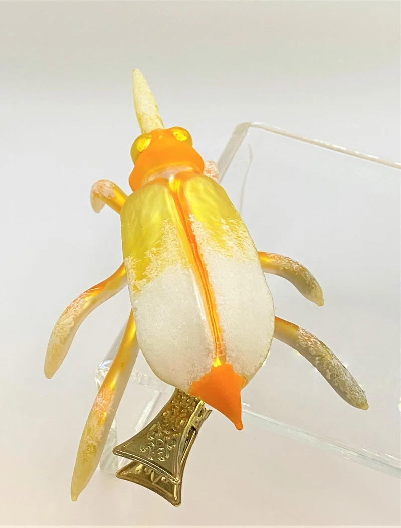Käfer gelb orange auf Clip