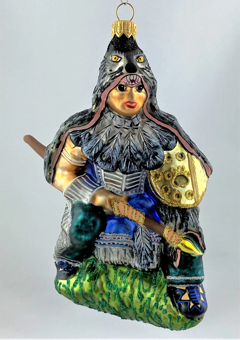 First Nation Krieger im Wolfspelz mit Schild und Speer