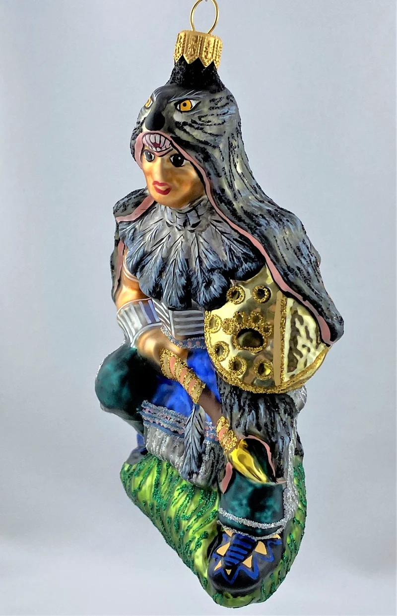 First Nation Krieger im Wolfspelz mit Schild und Speer