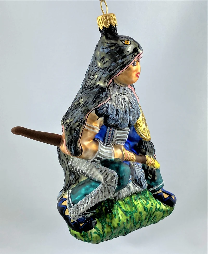 First Nation Krieger im Wolfspelz mit Schild und Speer
