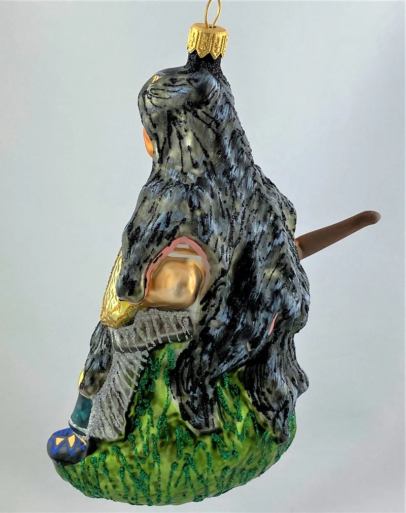 First Nation Krieger im Wolfspelz mit Schild und Speer