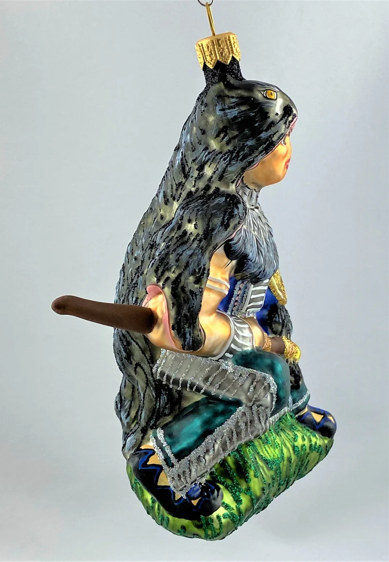 First Nation Krieger im Wolfspelz mit Schild und Speer