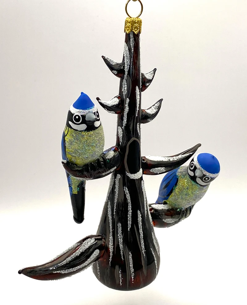 Zwei Blaumeisen sitzen auf dem Baum