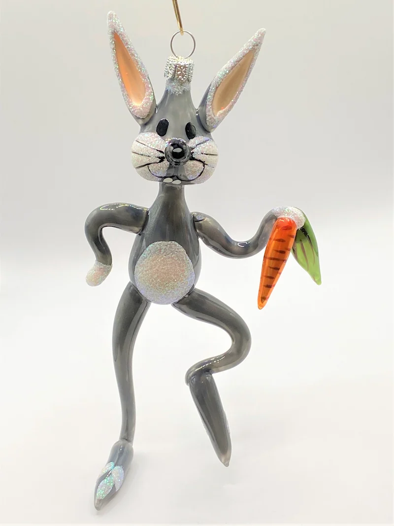 Osterhase freut sich am Rüebli