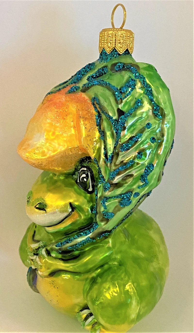 Fröhlicher Frosch unter Blütenranke
