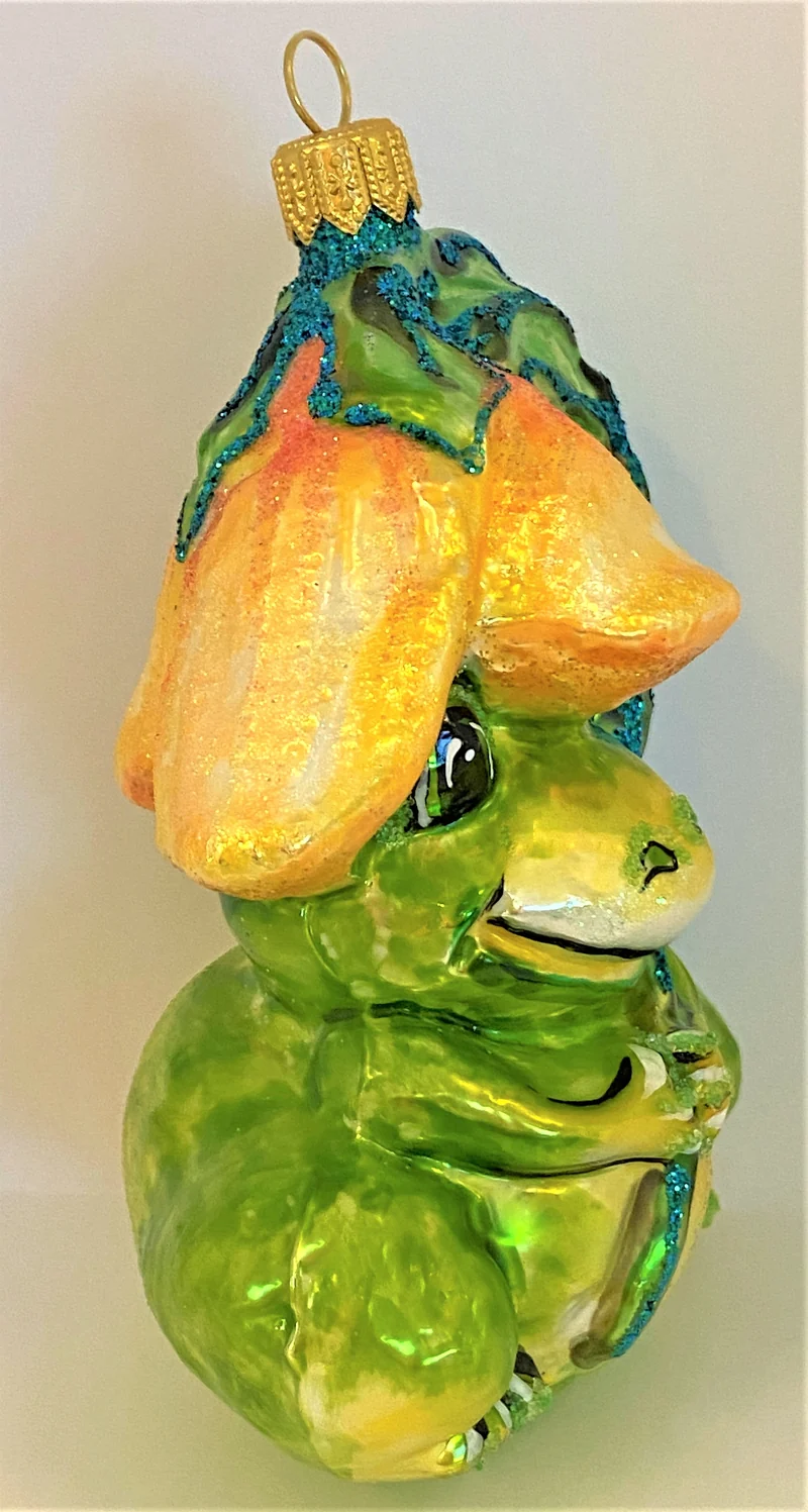 Fröhlicher Frosch unter Blütenranke