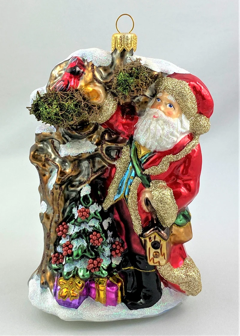 Weihnachtsmann füttert die Waldvögel
